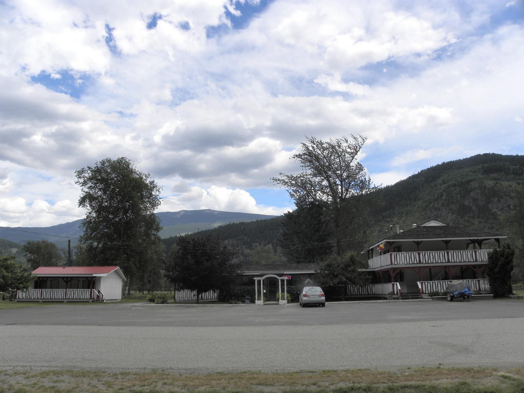 Rivermount Motel Little Fort Exteriör bild